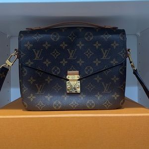 Original Louis Vuitton M44875
Pochette Métis in monogram leather